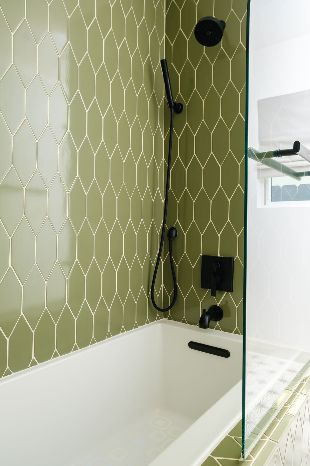 Peabody Picket and Handpainted Starburst Bathroom Fireclay Tile