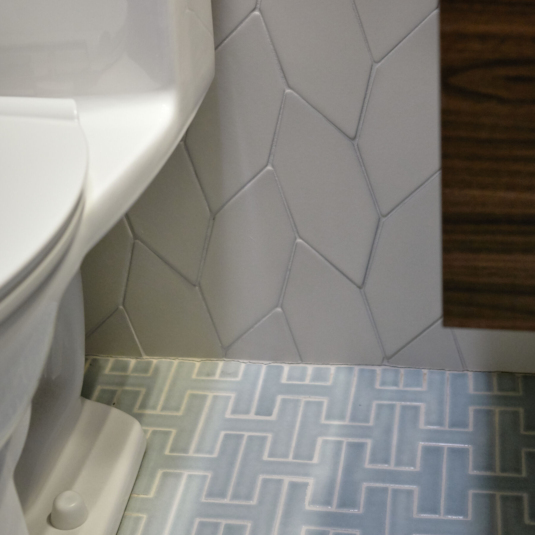 Stylish Mix and Match Bathroom Fireclay Tile