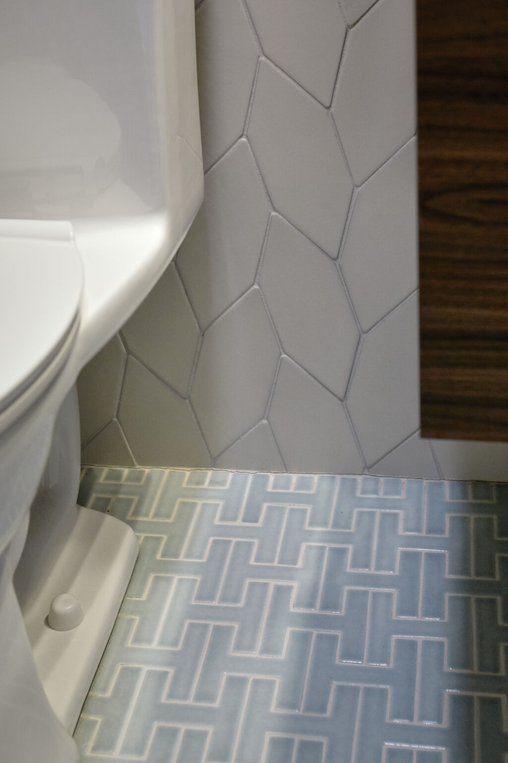 Stylish Mix and Match Bathroom Fireclay Tile